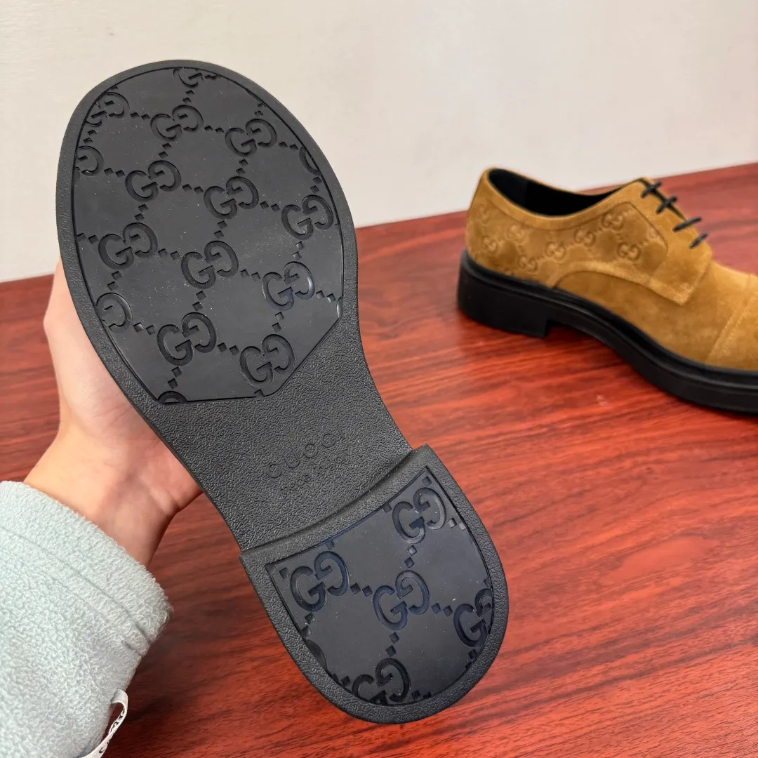 Batch 800 Gucci/Gucci new men's lace-up shoes with GG details, suede leather derby shoes! Rooted in the brand's heritage, these men's lace-up shoes are crafted from suede calfskin and embellished with GG-print embossed suede details in homage to Gucci's iconic monogram. The rubber sole decorated with GG pattern adds a touch of modern fashion to this design. Typical three-joint style design. European and American classic version, full calfskin lining. The overall upper texture is soft and the lining is comfortable and breathable. 2CM thickened soft rubber sole, easy to control. Versatile and stylish upper foot, multiple colors available to meet different matching needs, complete package! Size: 39-40-41-42-43-44 leather shoe size (38.45 can be customized) Item number: 7826Z suede brown